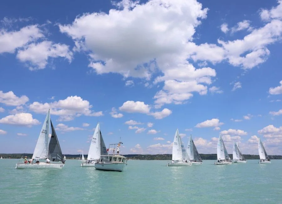 Közösség, tisztelet és vitorlázás – sikeresen elrajtolt a One Design Balaton Tour Balatonkenesén