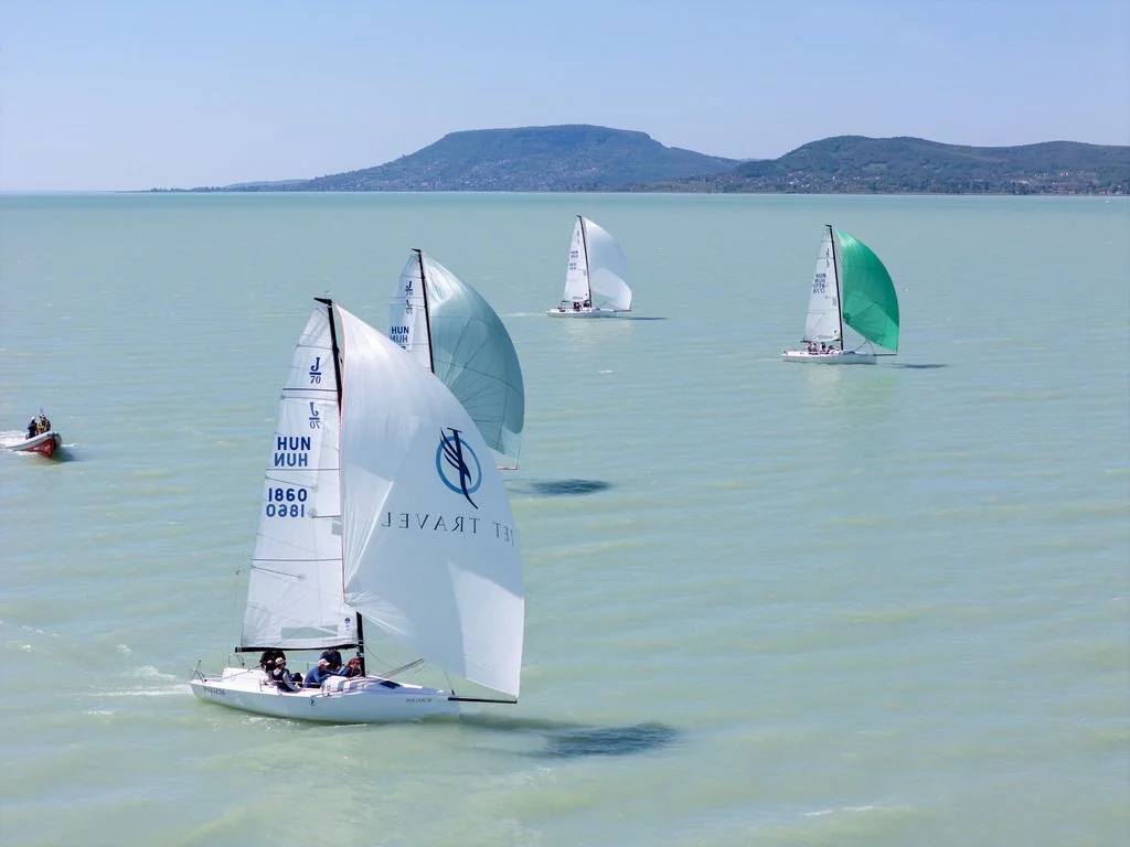 A jövő mezőnye: fiatal csapatokkal és nemzetközi színvonalon startolt a J/70 szezon
