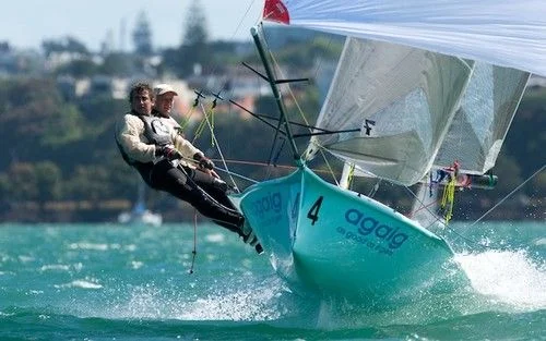 Szöcskék Auckland vizein - Vitorlás tudattágítás